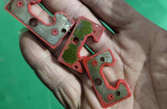 硅膠包金屬總是不良？瑕疵辦法